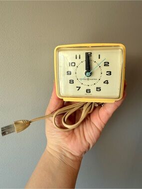 Vintage Electric Alarm Clock -plug in